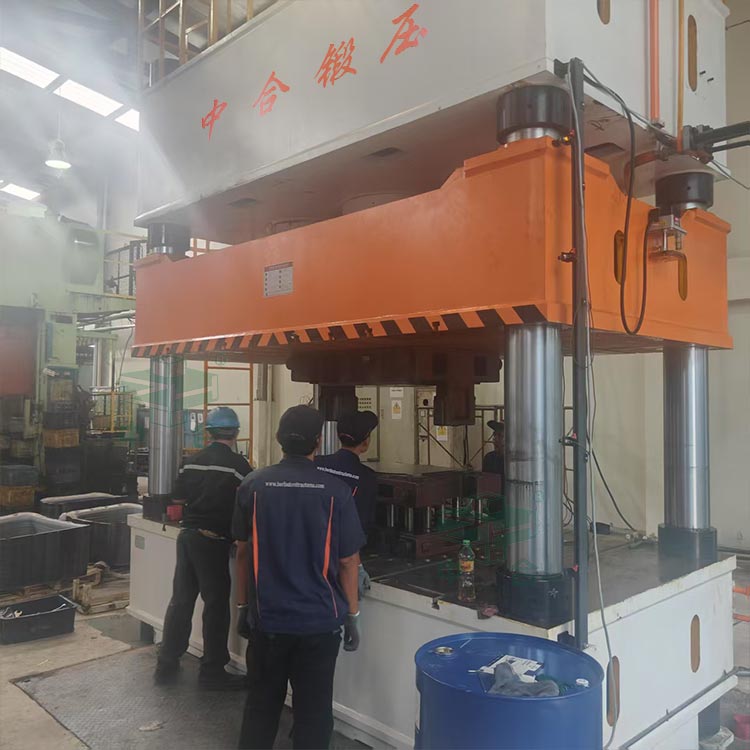 1000噸汽車變速箱油底殼拉伸液壓機試機.jpg 1000噸汽車變速箱油底殼拉伸液壓機試機.jpg