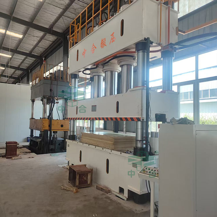 800噸伺服四柱液壓機.jpg 800噸伺服四柱液壓機.jpg