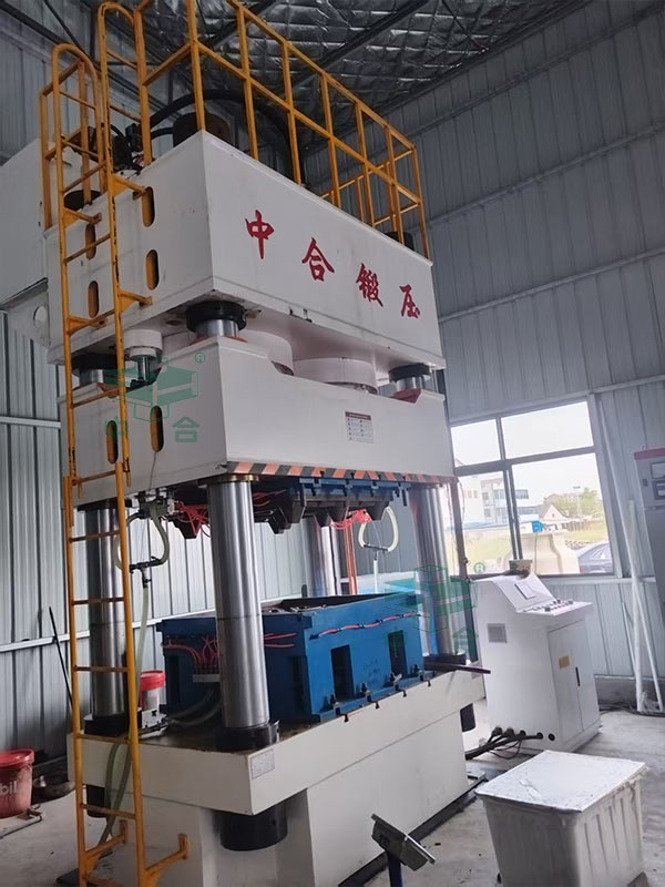 1600噸四柱液壓機.jpg 1600噸四柱液壓機.jpg