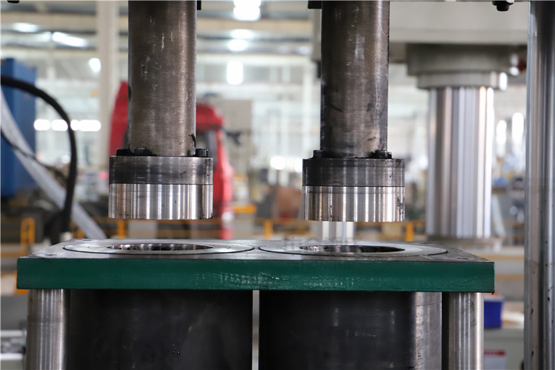 石墨粉末壓塊成型液壓機_200噸四柱液壓機_粉末成型設(shè)備(圖3) 石墨粉末壓塊成型液壓機_200噸四柱液壓機_粉末成型設(shè)備(圖3)