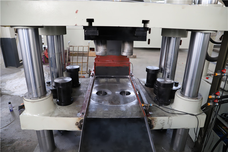 200噸四梁四柱液壓機(jī) 200噸四梁四柱液壓機(jī)