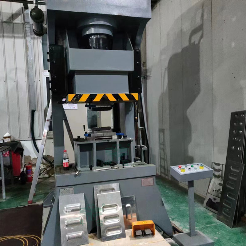 160噸液壓沖床沖厚板_汽車配件沖壓成型設備(圖2) 160噸液壓沖床沖厚板_汽車配件沖壓成型設備(圖2)