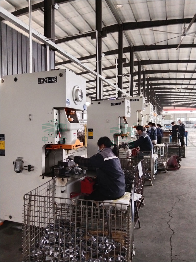 中合液壓機(jī)一次交付10臺液壓機(jī)和氣動沖床(圖2) 中合液壓機(jī)一次交付10臺液壓機(jī)和氣動沖床(圖2)