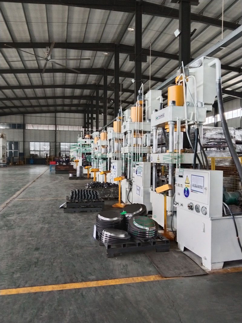 中合液壓機(jī)一次交付10臺液壓機(jī)和氣動沖床(圖1) 中合液壓機(jī)一次交付10臺液壓機(jī)和氣動沖床(圖1)