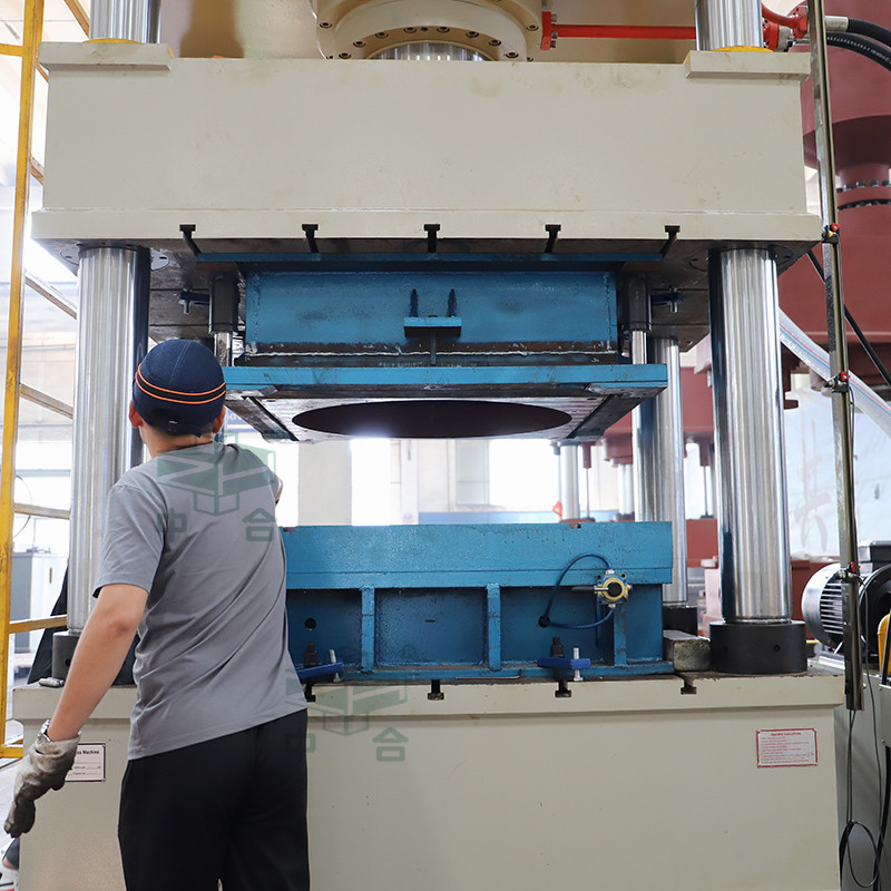 500噸消防水箱液壓機_不銹鋼水箱成型生產線(圖4) 500噸消防水箱液壓機_不銹鋼水箱成型生產線(圖4)