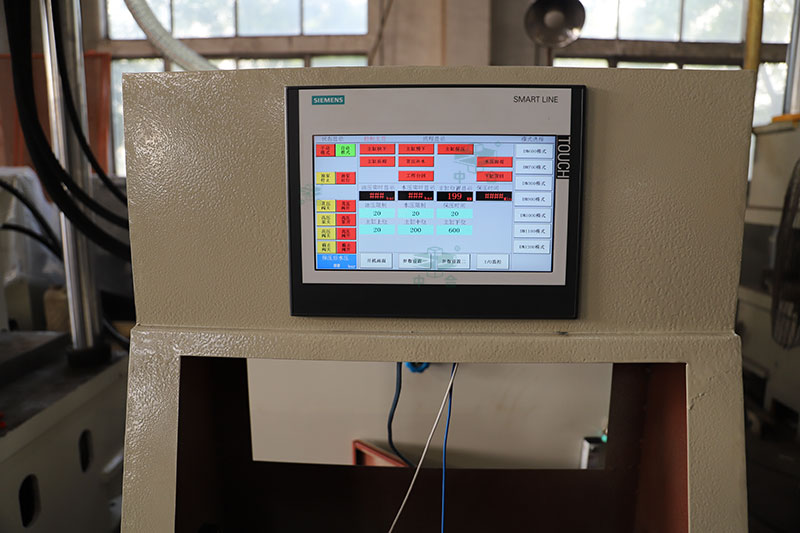 200噸液壓式打壓試驗(yàn)機(jī)-四柱兩梁液壓機(jī)(圖4) 200噸液壓式打壓試驗(yàn)機(jī)-四柱兩梁液壓機(jī)(圖4)