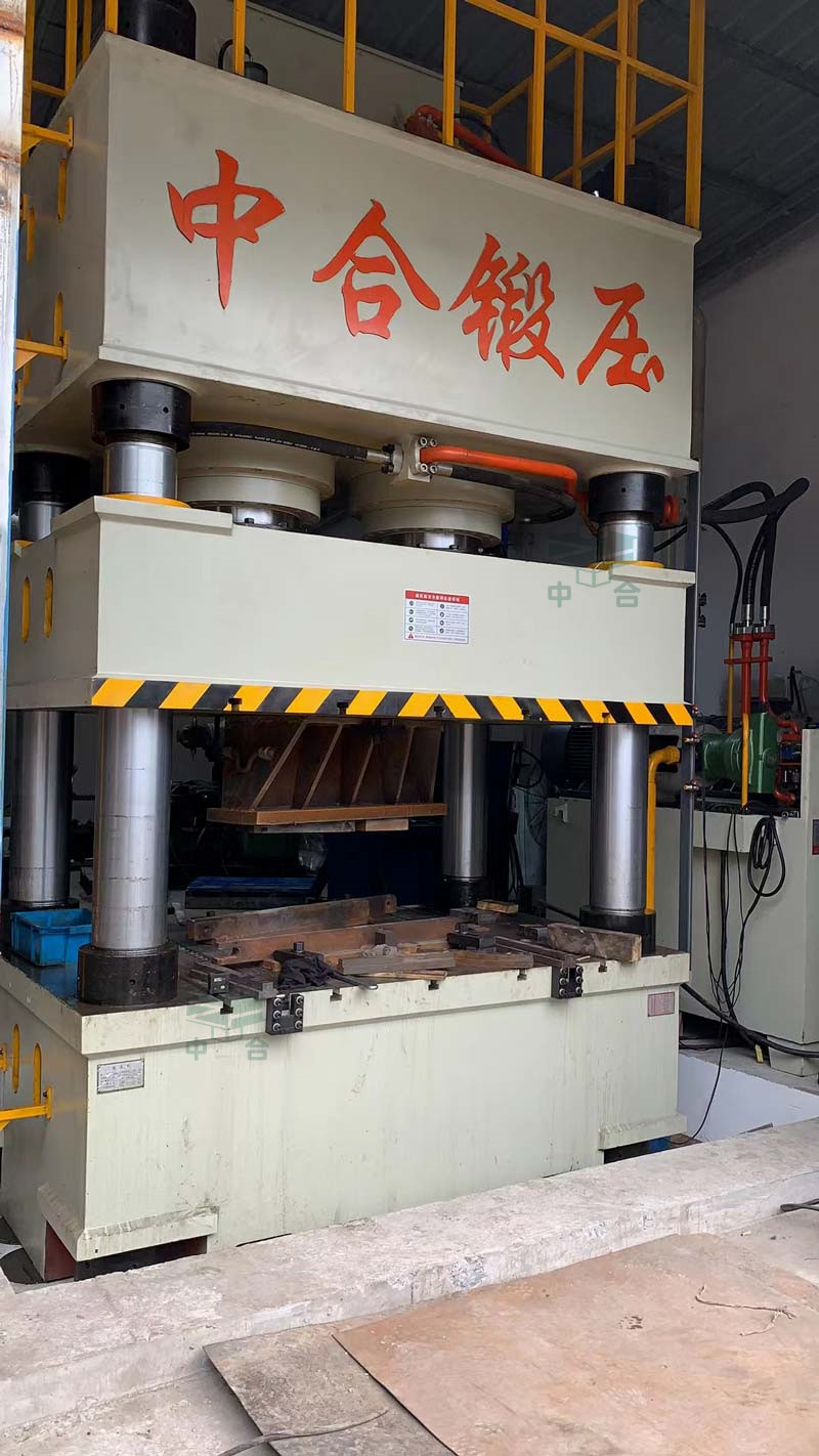 1000噸四柱液壓機加工槳葉現場 1000噸四柱液壓機加工槳葉現場