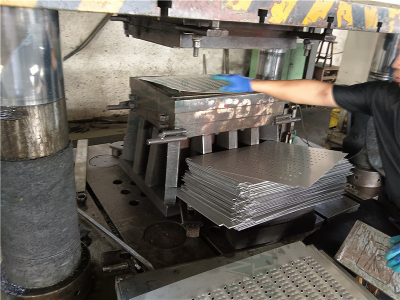 630噸地溝蓋板成型液壓機-不銹鋼地溝蓋板生產線(圖5) 630噸地溝蓋板成型液壓機-不銹鋼地溝蓋板生產線(圖5)