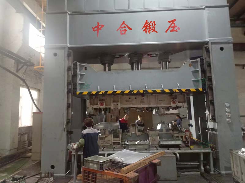 630噸汽車配件拉伸液壓機現場 630噸汽車配件拉伸液壓機現場